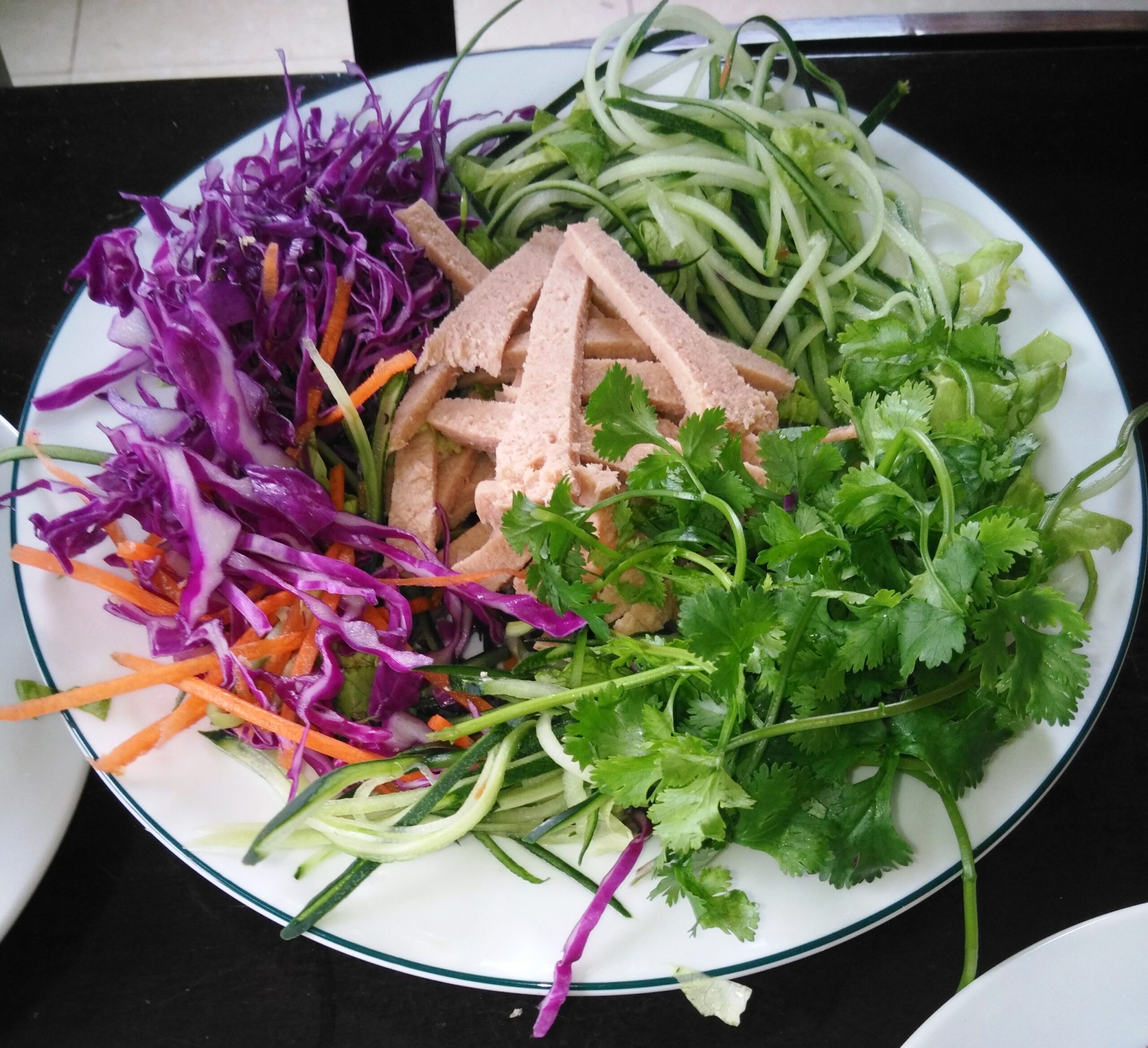 Gỏi xa lát (bắp cải tím, cà rốt, hành tây, dưa leo, chả) cúng đưa Tết 2018
